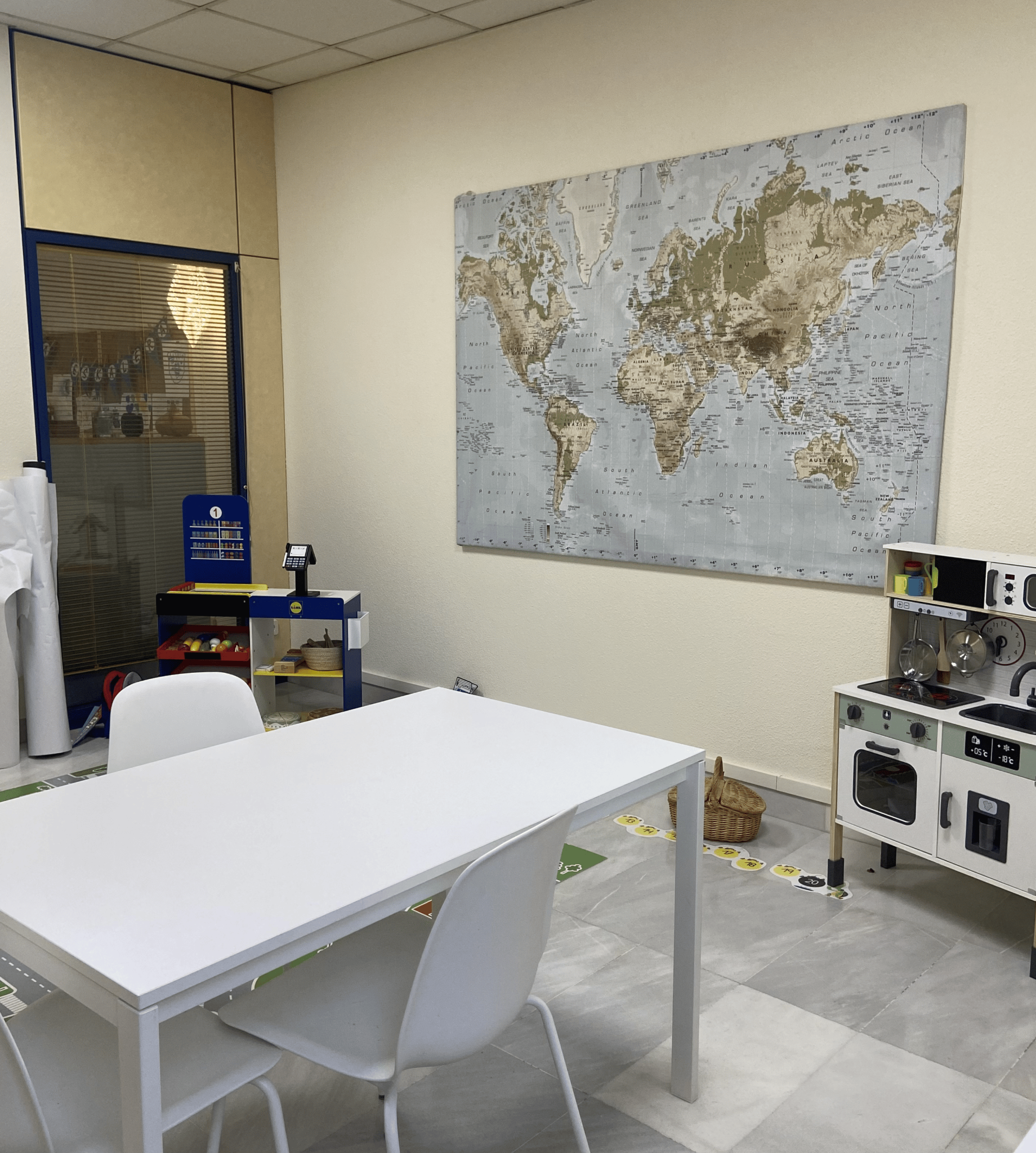 Sala de La Eskalera con materiales de juego